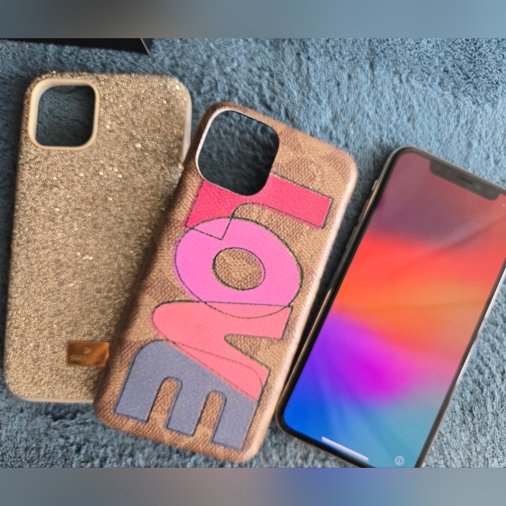 Apple iPhone 11 Pro 256GB Unlocked - Silver - Used Excellent. Comes w/cases - Picture 3 of 8